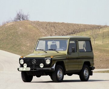 Mercedes-Benz 240 GD, Station-Wagen kurz, Geländewagen, Baureihe 460, Version 1981. Vierzylinder-Vorkammer-Dieselmotor OM 616, 2.399 cm³, 53 kW/72 PS. Serienlackierung Agavengrün (DB 6880), Halogen-Nebelscheinwerfer, Reserverad am Heck (Sonderausstattungen).