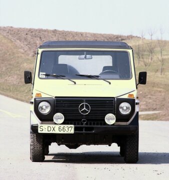 Mercedes-Benz 230 G, Offener Wagen, Geländewagen, Baureihe 460, Version 1980. Vierzylinder-Vergaser-Benzinmotor M 115, 2.307 cm³, 66 kW/90 PS. Serienlackierung Cremeweiß (RAL 9001), Halogen-Nebelscheinwerfer und Reserverad am Heck (Sonderausstattungen).