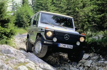 Mercedes-Benz 290 GD turbodiesel, station wagon long, off-road, 461 model series, 1997. OM 602 DE 29 LA five-cylinder turbodiesel engine, 2874 cc, 88 kW/120 hp. Brilliant silver metallic (DB 9744).