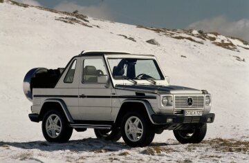 Mercedes-Benz G 500 Cabrio, Geländewagen, Baureihe 463, 2000. Brillantsilber Metallic, Verdeck Schwarz, Leder Schwarz. Reserveradabdeckung in Edelstahl, Edelstahl-Trittbrett seitlich links und rechts (Sonderausstattungen).