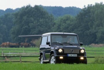 Mercedes-Benz G 500, Station Wagen kurz, Geländewagen, Baureihe 463, 2000. Reserveradabdeckung in Edelstahl, Edelstahl-Trittbrett seitlich links und rechts (Sonderausstattungen).