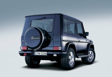 Mercedes-Benz G 500, Station Wagen kurz, Geländewagen, Baureihe 463, 2001. Reserveradabdeckung in Edelstahl, Edelstahl-Trittbrett seitlich links und rechts (Sonderausstattungen).