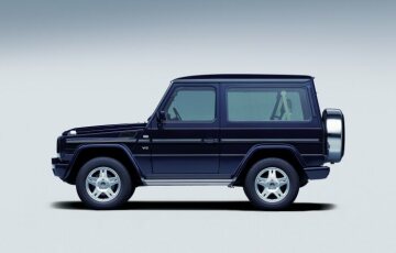 Mercedes-Benz G 500, Station Wagen kurz, Geländewagen, Baureihe 463, 2001. Reserveradabdeckung in Edelstahl, Edelstahl-Trittbrett seitlich links und rechts (Sonderausstattungen).