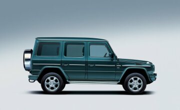 Mercedes-Benz G 500, Station Wagen lang, Geländewagen, Baureihe 463, 2001, Alexandritgrün Metallic. Abgedunkelte Fondtür- und Laderaumscheiben inklusive Heckscheibe, Reserveradabdeckung in Edelstahl, Edelstahl-Trittbrett seitlich links und rechts (Sonderausstattungen).