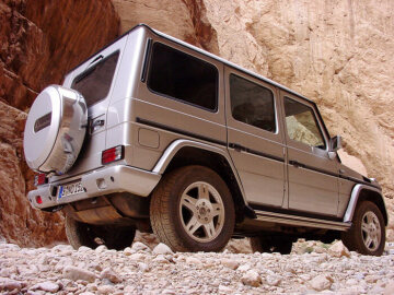 Mercedes-Benz G-Klasse, Station Wagen lang, Geländewagen, Baureihe 463, 2002, Brillantsilber Metallic. Abgedunkelte Fondtür- und Laderaumscheiben inklusive Heckscheibe, Edelstahl-Trittbrett seitlich links und rechts (Sonderausstattungen).