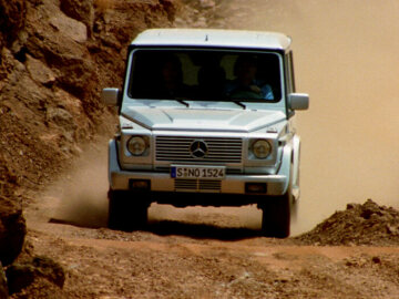 Mercedes-Benz G-Klasse, Station Wagen lang, Geländewagen, Baureihe 463, 2002, Brillantsilber Metallic. Abgedunkelte Fondtür- und Laderaumscheiben inklusive Heckscheibe, Edelstahl-Trittbrett seitlich links und rechts (Sonderausstattungen).