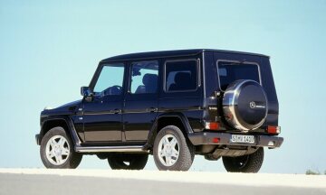 Mercedes-Benz G 500, long wheelbase, Off-Roader, model series 463, 1998 version. V8 engine M 113, 4966 cc, 218 kW/296 hp, 5-speed automatic transmission, exterior mirrors in vehicle colour, white turn signal lamps. Side windows in load compartment darkened, side running boards and spare wheel cover in stainless steel (special equipment).