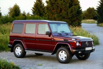 Mercedes-Benz G-Class, long wheelbase, 5-door, Off-Roader, model series 463, version 1997, ruby red metallic (MB 3572), 5-hole alloy wheels 7.5 x 16 inch. Stainless steel running boards (special equipment).