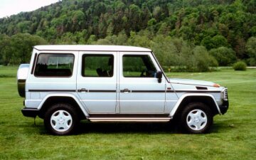 Mercedes-Benz G 320 long wheelbase, 5-door, Off-Roader, model series 463, 1994, brilliant silver metallic (MB 9744), 5-hole alloy wheels 7.5 x 16 inch. Front brush guard bracket, running boards and spare wheel cover in stainless steel (special equipment). Shot in the grounds of the Golf Club Schloss Weitenburg/Germany.