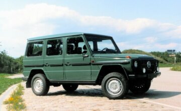 Mercedes-Benz 290 GD, Station-Wagen lang, Geländewagen, Baureihe 461, Serienlackierung Achatgrün (MB 6815).