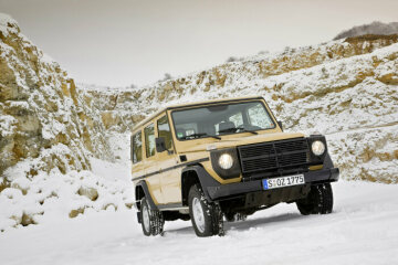 Mercedes-Benz G 280 CDI "Edition 30 Pur", Geländewagen, 2009, auf Basis der Baureihe 461 (mit dem Antriebsstrang der Baureihe 463). V6-Turbodieselmotor OM 642 mit 2.987 cm³ Hubraum und 135 kW/183 PS sowie einfacher Ausstattung. Zusätzliche Offroad-Pakete (1 und 2) mit erweiterter Ausstattung auf Wunsch. Im Bild: Unilackierung Wüstensand (1464).