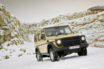 Mercedes-Benz G 280 CDI "Edition 30 Pur", Off-Roader, 2009, based on model series 461 (with powertrain of model series 463). V6 turbodiesel engine OM 642 with 2987 cc displacement and 135 kW/183 hp, basic equipment. Additional off-road packages (1 and 2) with extended equipment on request. Pictured: desert sand non-metallic paint finish (1464).