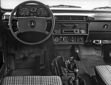 Mercedes-Benz G-series, off-road vehicle, 460 model series, 1982. One of the most striking changes of the model update in the interior: The G-series receives the steering wheel, the steering column switch and the rotary light switch of the Mercedes-Benz passenger cars. In addition, the seat covers were changed.