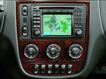 Mercedes-Benz M-Class multi-purpose vehicle of the 163 series. The COMAND system combines car radio, navigation system, TV receiver and CD player in one device.
