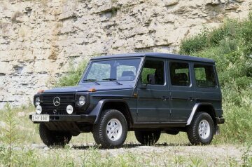 Mercedes-Benz 230 GE, Station-Wagen lang, Geländewagen, Baureihe 460, Version 1987, Chinablau (DB 5934). Reihen-Vierzylinder-Benzinmotor M 102, 2.299 cm³, 92 kW/125 PS. Halogen-Nebelscheinwerfer und Leichtmetallräder (Sonderausstattungen).