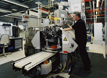Mercedes-Benz G 55 AMG, off-roader vehicle, 463 model series
Engine construction and manufactory at the Affalterbach plant, 2004. The engine is assembled according to the principle "one man, one engine". Affalterbach