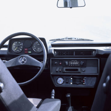 Mercedes-Benz 240 GD convertible, off-road vehicle, short wheelbase, 460 model series, 1979 - 1982 version. Until 1982, the dashboard and steering wheel emphasised the commercial vehicle character of the G-Class.