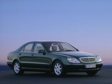 Mercedes-Benz S 500, model series 220, 1998. Alexandrite green metallic (891), Java interior. 16-inch light-alloy wheels in V8 design, headlamp cleaning system (standard equipment). Glass sliding sunroof with automatic positioning, PARKTRONIC (special equipment).