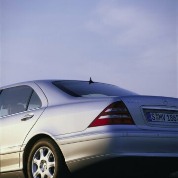 Mercedes-Benz S 500 long, model series 220, 1998. Brilliant silver metallic (744), Orion grey interior. 16-inch light-alloy wheels in V8 design, headlamp cleaning system (standard equipment), glass sliding sunroof with automatic positioning, PARKTRONIC (special equipment).
