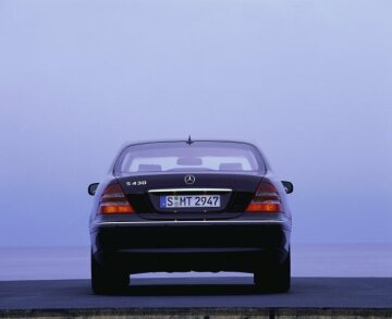 Mercedes-Benz S 430 lang, Baureihe 220, 1998. Almandinschwarz metallic (182). 16-Zoll-Leichtmetallräder im V8-Design, Scheinwerferreinigungsanlage (Serienausstattungen). Glas-Schiebe-Hebe-Dach mit Positionierungsautomatik, Parktronic (Sonderausstattungen).