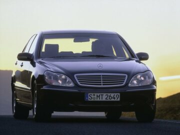Mercedes-Benz S 280, Baureihe 220. 1998 - 2002 Exportmodell für Asien, nicht auf dem deutschen Markt erhältlich. Azuritblau metallic (366), 16-Zoll-Leichtmetallräder im V6-Design, Scheinwerferreinigungsanlage, Glas-Schiebe-Hebe-Dach mit Positionierungsautomatik.