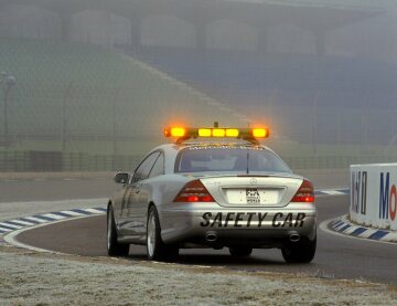 Mercedes-Benz CL 55 AMG F1 Safety Car, Baureihe 215, 2000. Sein 265 kW/360 PS starkes V8-Triebwerk beschleunigt mühelos in nur 6 Sekunden auf 100 km/h und läßt das Coupé die 1.000-Meter-Marke bereits nach 25,4 Sekunden passieren. Der offizielle Fahrer des Formel 1 Safety Car heißt Bernd Mayländer.