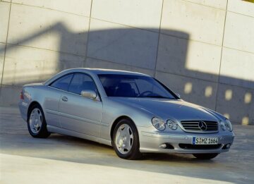 Mercedes-Benz CL 600, model series 215, 1999. Brilliant silver metallic (744, metallic paintwork as standard), anthracite interior, 17-inch 6-hole forged light-alloy wheels, glass sliding sunroof (standard equipment). Photo shoot in the USA.