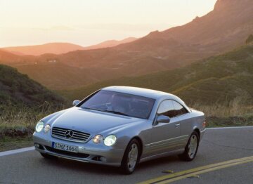 Mercedes-Benz CL 600, model series 215, 1999. Brilliant silver metallic (744, metallic paintwork as standard), anthracite interior, 17-inch 6-hole forged light-alloy wheels, glass sliding sunroof (standard equipment). Photo shoot in the USA.