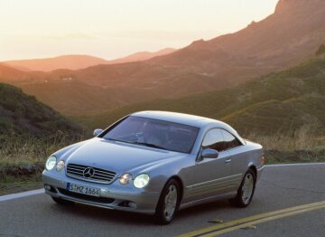 Mercedes-Benz CL 600, Baureihe 215, 1999. Brillantsilber metallic (744, Metalliclackierung als Serienausstattung), Interieur Anthrazit, 17-Zoll-Leichtmetall-Schmiederäder im 6-Loch-Design, Schiebe-Hebe-Dach in Glasausführung (Serienausstattungen). Foto-Shooting in den USA.