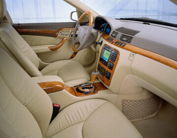 Mercedes-Benz S-Class Pullman saloon, model series 220, 1999 version. Travertine beige metallic (693), Java interior, with standard partition, electric. Bar, reading lights, Mobile Media, curtains - the equipment of the extended luxury saloon with a wheelbase of 4085 millimetres is tailored to the customer's wishes down to the last detail. The development, design and interior fittings were realised at Mercedes-AMG in Affalterbach/Germany.