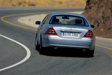 Mercedes-Benz CL 500, model series 215, 1999. Chalcedony blue metallic (option at no extra charge), anthracite interior, 17-inch 5-twin-spoke cast light-alloy wheels, glass sliding sunroof (standard equipment).