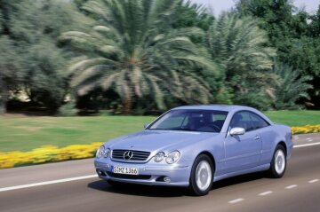 Mercedes-Benz CL 500, Baureihe 215, 1999. Chalcedonblau metallic (Sonderausstattung ohne Mehrpreis), Interieur Anthrazit, 17-Zoll-Leichtmetall-Gußräder im 5-Doppelspeichen-Design, Schiebe-Hebe-Dach in Glasausführung (Serienausstattungen).