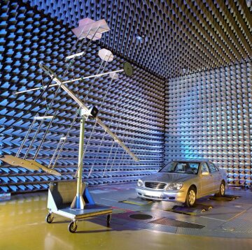 Mercedes-Benz S-Class, model series 220, 1998, testing. The electromagnetic compatibility of the electronic systems is checked and tested in the EMC laboratory.