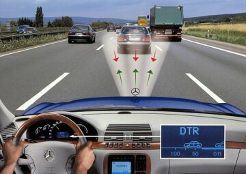 Mercedes-Benz S-Class, model series 220, 1998. Automatic distance control by DISTRONIC proximity control system (special equipment), schematic drawing in motorway traffic on the Autobahn 81/Germany: A sensor behind the radiator grille registers the traffic situation and gives the braking command until a certain distance between the vehicles in the convoy has been established. If the distance to the vehicle in front increases, the system accelerates back to the previously selected speed. DISTRONIC wins the Daimler-Benz Innovation Award 1998 in Stuttgart's Liederhalle.