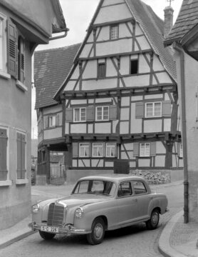 38 th International Automobil Motor Show Frankfurt. Mercedes-Benz 219 the powerful and sporty six-cylinder vehicle.Front side view