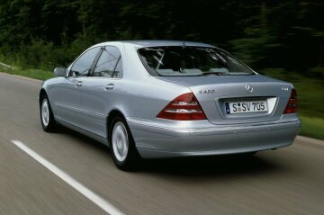 Mercedes-Benz S 400 CDI, also available as S 400 CDI long, model series 220, chalcedony blue metallic (347), Orion grey interior, with glass sliding sunroof (special equipment). From 2000, the first V8 diesel in a Mercedes-Benz passenger car and at the same time the most powerful series-produced passenger car diesel in the world, with a maximum torque of 560 newton metres at just 1800 rpm. V8 biturbo diesel engine OM 628, 3996 cc, 184 kW/250 hp.