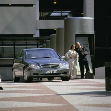 Mercedes-Benz S 430 lang, Baureihe 220, 1998. Onyxgrau metallic (721), Interieur Oriongrau. 16-Zoll-Leichtmetallräder im V8-Design, Scheinwerferreinigungsanlage (Serienausstattungen). Glas-Schiebe-Hebe-Dach mit Positionierungsautomatik, Parktronic (Sonderausstattungen).