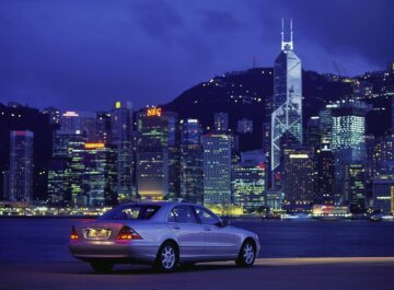 Mercedes-Benz S 500 long, model series 220, 1998. Brilliant silver metallic (744), Orion grey interior. 16-inch light-alloy wheels in V8 design, headlamp cleaning system (standard equipment), glass sliding sunroof with automatic positioning, PARKTRONIC (special equipment). Photo shoot in Hong Kong.