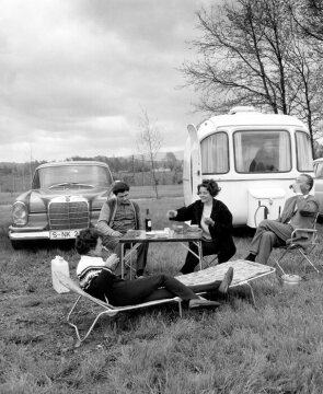 Mercedes-Benz Typ 300 SE, Camping anno 1961.