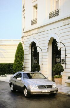 Mercedes-Benz 600 SEC (from 06.1993: S 600 Coupé), model series 140, 1992 version. Front section characterised by the SL radiator grille, coupé character without continuous B-pillars, rear lights in integrated design. V12 spark-ignition engine M 120 with 5987 cc and 290 kW/394 hp. Brilliant silver (metallic paintwork at no extra charge), grey interior (velour upholstery as standard, leather as an option at no extra charge). Electric headlamp wiper system and sliding sunroof (standard equipment, here in glass version as special equipment), 8-hole forged light-alloy wheels (special equipment).