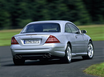 Mercedes-Benz CL 55 AMG, model series 215, version 2002 - 2006. V8 supercharged engine M 113 K, 5439 cc, 368 kW/500 hp, brilliant silver metallic (744), silver-coloured radiator grille. AMG SPEEDSHIFT 5-speed automatic transmission with steering wheel gearshift, 18-inch AMG twin-spoke light-alloy wheels, AMG sports seats with Exclusive nappa leather, glass sliding sunroof, AMG instrument cluster with 320 km/h scale (standard equipment).