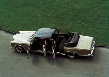 Mercedes-Benz 600 (model series W 100, 1964 to 1981). Pullman landaulet with a short folding roof and a TV aerial on the boot lid