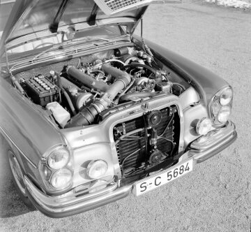 Mercedes-Benz 300 SEL 6.3
Der 250 PS / 184 kW starke V8-Motor M 100 mit 6,3 Liter Hubraum stammt aus der Repräsentationslimousine 600. Das Aggregat macht den 1968 vorgestellten 300 SEL 6.3 zum schnellsten Serienfahrzeug seiner Art.