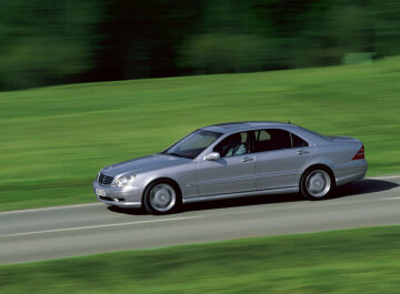 Mercedes-Benz S 55 AMG long, wheelbase 3085 millimetres, model series 220, 1999 - 2002. Also available with a wheelbase of 2965 millimetres. Brilliant silver metallic (744), electric glass sliding sunroof, one-piece AMG 19-inch light-alloy wheels. V8 spark-ignition engine M 113, 3 valves per cylinder, 5439 cc, 265 kW/360 hp.