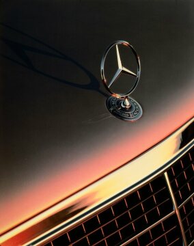 Mercedes-Benz S-Klasse-Limousine der Baureihe 140. "Plaketten-Kühler" und dem auf der Motorhaube platzierten Stern, eine neue Interpretation des traditionellen Mercedes-Kühlergrills.