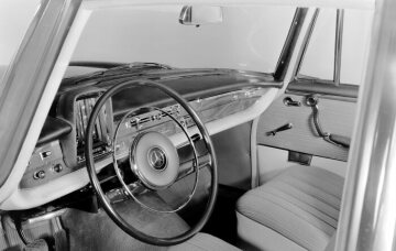 Mercedes-Benz 220 Sb W 111
Other security details in the interior are the steering wheel impact plate, the recessed pull knobs with an elastic surface as well as the equally deformable and padded top and bottom edges of the dashboard.