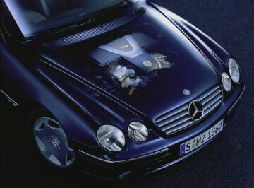Mercedes-Benz CL 600, model series 215, 1999. V12 spark-ignition engine M 137 E 58, 5786 cc, 270 kW/367 hp, for the CL 600 and S 600 models, model series 220. The M 137 was manufactured at the Mercedes-Benz engine plant in Berlin-Marienfelde/Germany. Double exposure.