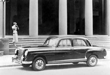 Mercedes-Benz 220 a Limousine 1954 - 1956,
Die Eingelenk-Pendelachse hat 1954 im Mercedes-Benz 220 a (W 180) ihren ersten Serieneinsatz.