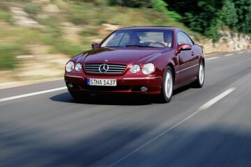 Mercedes-Benz CL 600, model series 215, 1999. Titanium red metallic (567), Java interior (combination "recommended" according to the catalogue), glass sliding sunroof (all standard equipment). 18-inch 5-hole hollow-spoke wheels (special equipment).