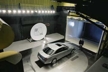 Mercedes-Benz S-Klasse-Limousinen der Baureihe 221. Ein neu entwickeltes Messverfahren mit Mikrophonen in einem drei Meter großen Parabolspiegel ermöglichte präzise aeroakustische Untersuchungen.